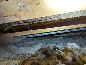 Zateplení stropu rodinného domu pomocí foukané izolace